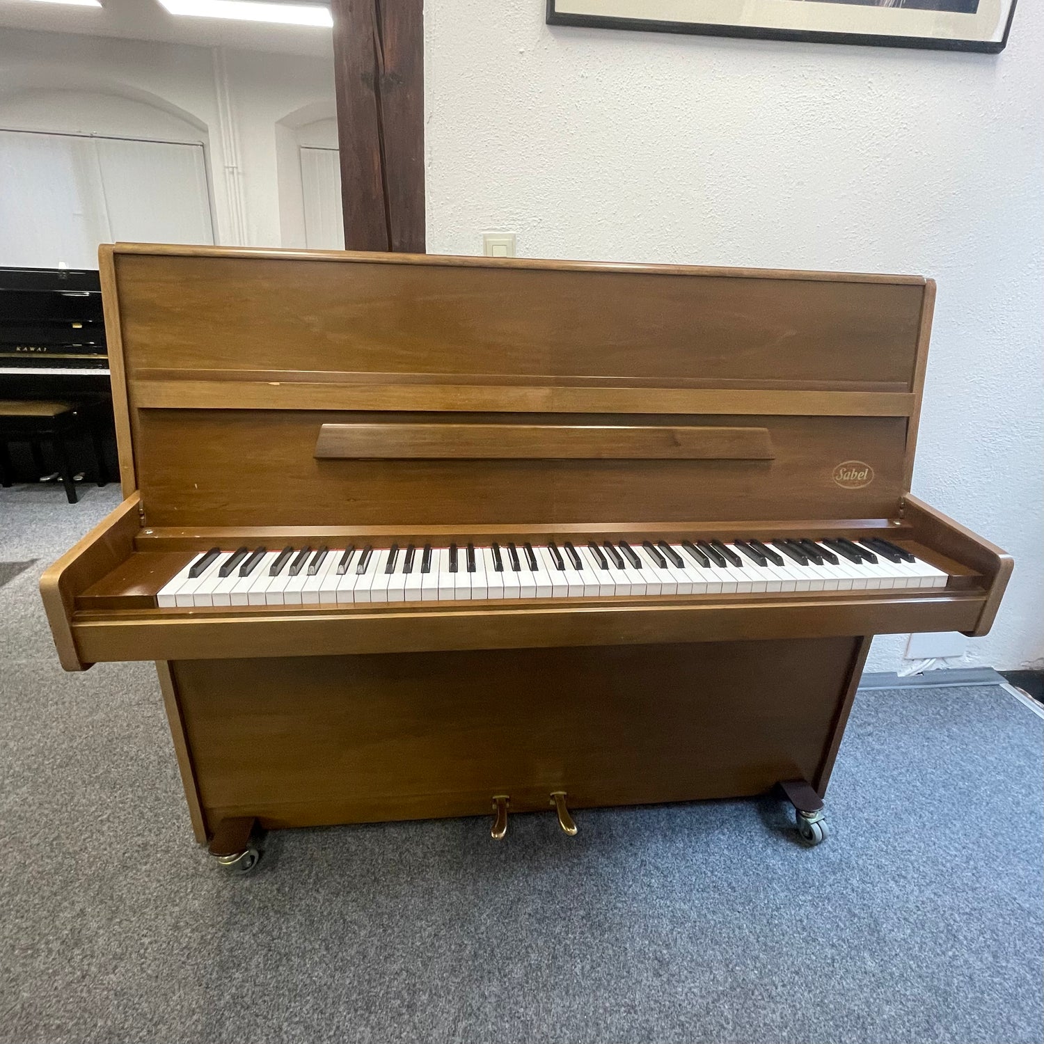 Schimmel - SABEL Klavier 120M Occasion Nussbaum Bj. 1975, mit Renner Mechanik (gebraucht) - Musik-Ebert Gmbh