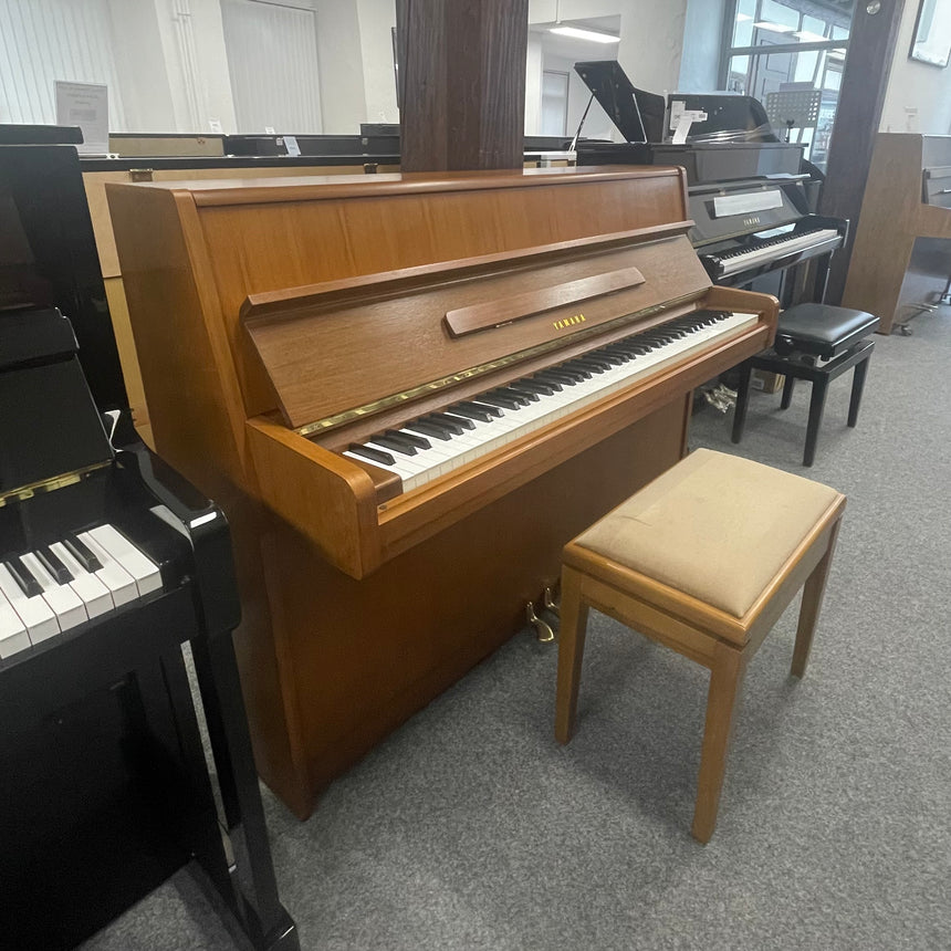 Yamaha Klavier M1J Nussbaum Bj. 1978 (gebraucht) mit Klavierbank