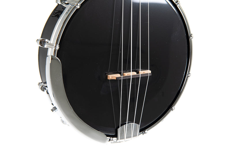 VGS Manoa Banjo-Ukulele VG512500 mit schwarzem Fell – Detail von Fell, Steg und Spannreifen