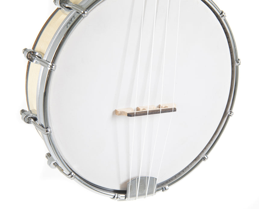 VGS Manoa Banjo-Ukulele VG512550 mit weißem Fell – Detail von Fell, Steg und Spannreifen