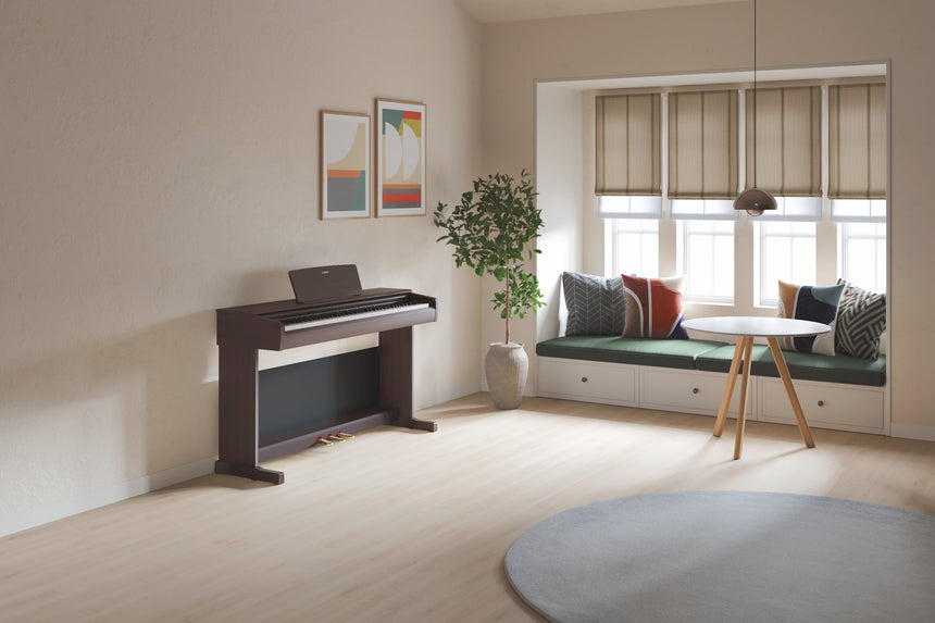 Yamaha YDP-146 Rosenholz – im Wohnraum