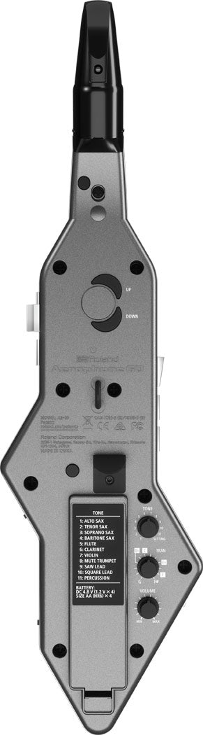 Roland Aerophone GO AE-05 – Rückseite mit Batteriefach, Daumenauflage und Typenschild
