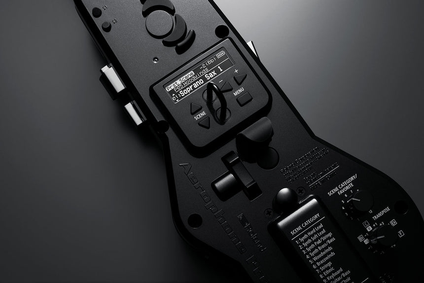 Roland Aerophone Pro AE-30 – Detailaufnahme der Rückseite mit OLED-Display, Scene-Tastern und Reglern