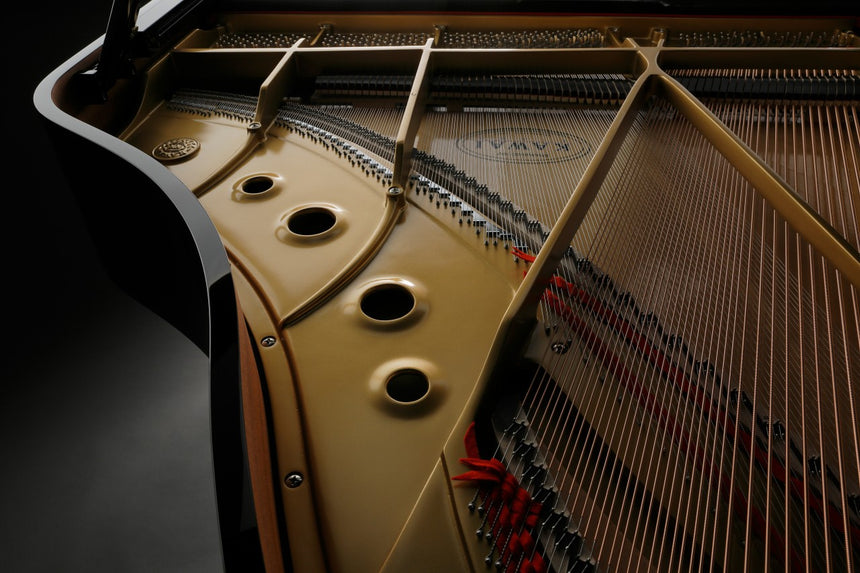 Gussplatte und Saiten im Kawai GL-50, Technikdetail aus der Hersteller-Modellgalerie