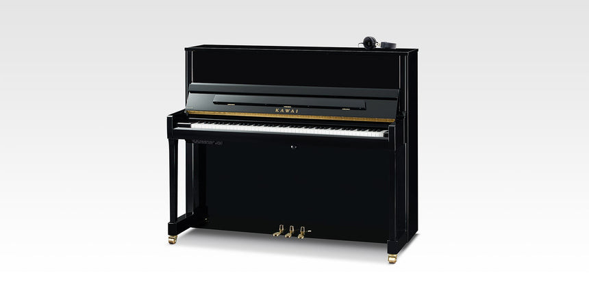Piano droit Kawai K-300 ATX4 noir brillant – vue d’ensemble avec système ATX4 et casque.