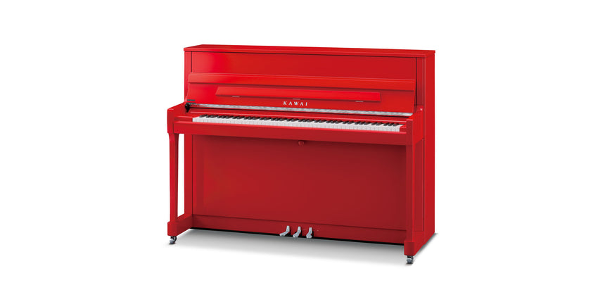 Piano droit Kawai K-200 rouge brillant – vue de trois quarts sur fond blanc.