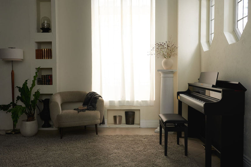 Casio AP-750BK, schwarz – Seitenansicht im Wohnraum mit Sessel.