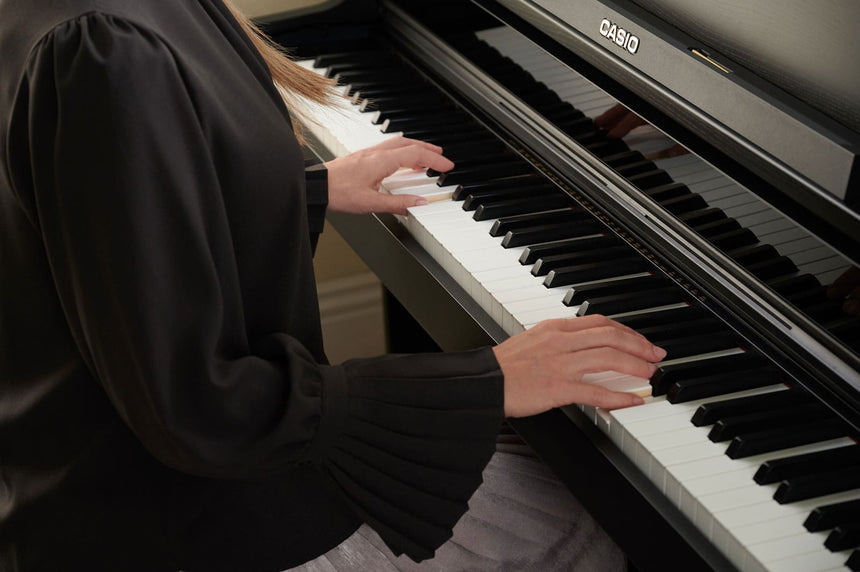 Casio AP-750BK, schwarz – Nahansicht der Pianistin an der Tastatur.