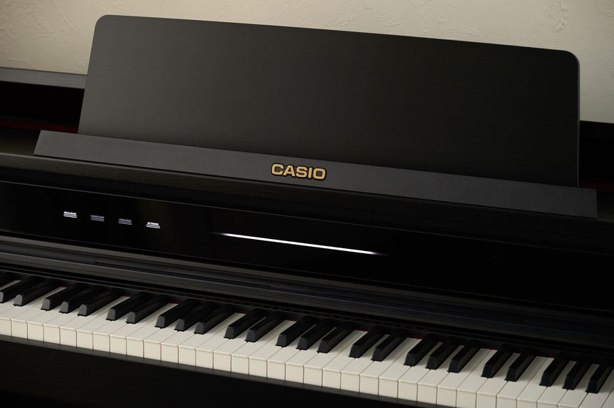 Casio AP-750BK, schwarz – Schrägansicht von Frontleiste und Tastatur.