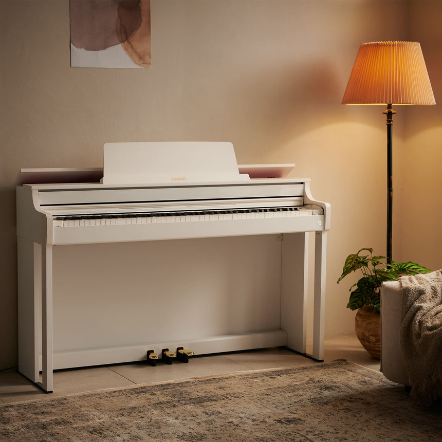 Casio AP-550WE, weiß – Gesamtansicht im Wohnraum ohne Pianistin.