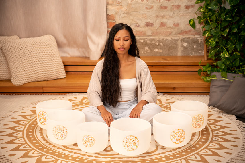 Meinl SOLCSBSET Solfeggio-Kristallklangschalen-Set – in einer Meditationsszene