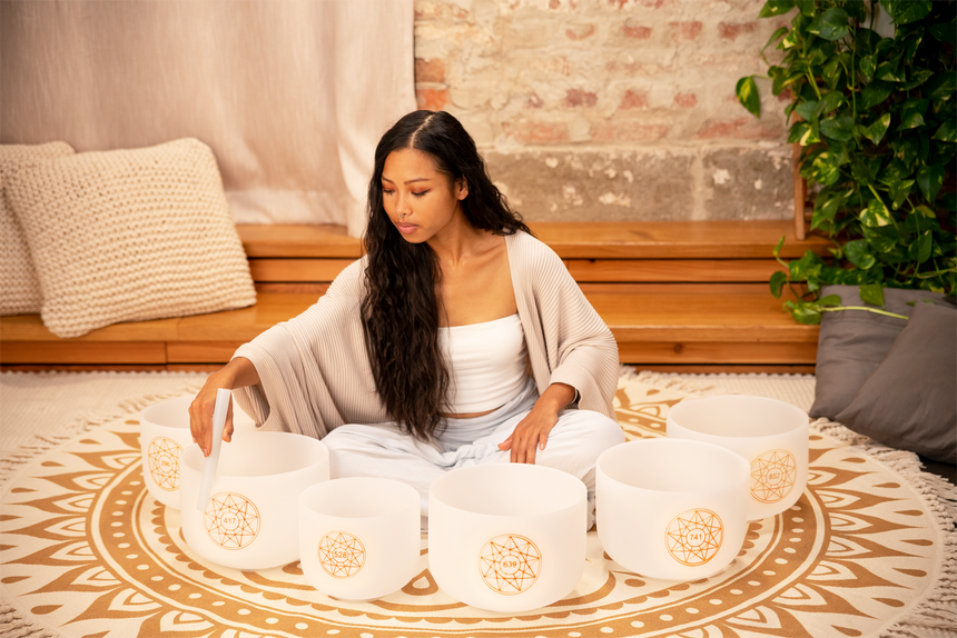 Meinl SOLCSBSET Solfeggio-Kristallklangschalen-Set – beim Spielen im Raum