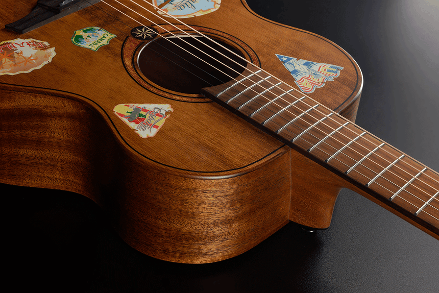 Lâg ESCAPADE-GTE Reisegitarre mit Globe-Trotter-Motiv – Detail von Zarge und Korpusrand
