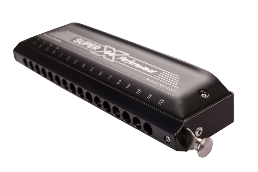 Hohner Super 64X Performance Mundharmonika in Schwarz – Schrägansicht
