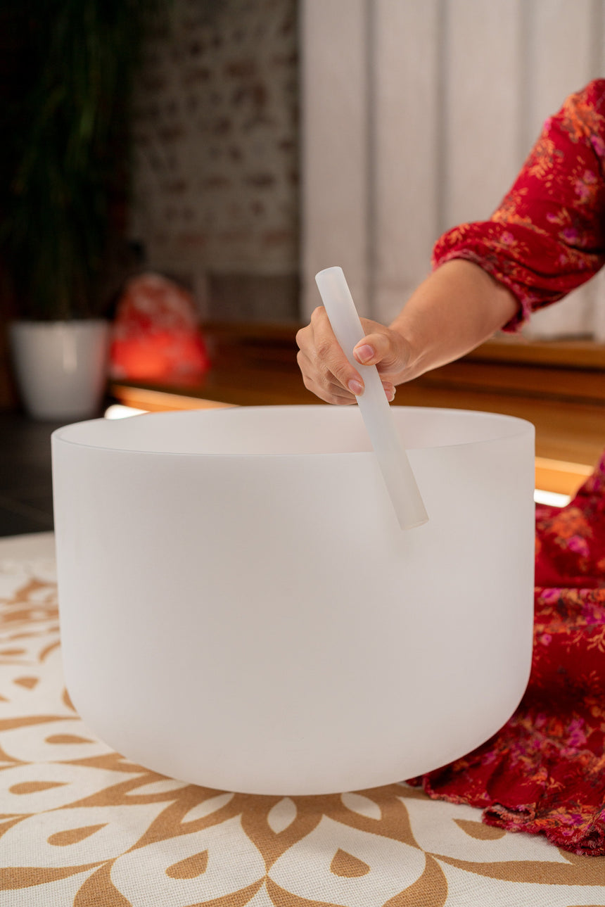 Bol chantant en cristal blanc dépoli Meinl CSB16C3 – détail du bol pendant le jeu