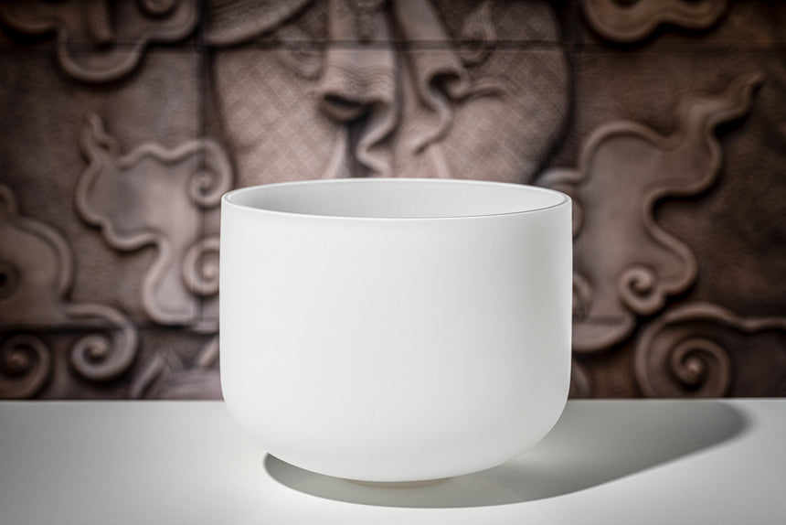 MEINL Sonic Energy CSB12F, blanc dépoli – devant un fond ornementé