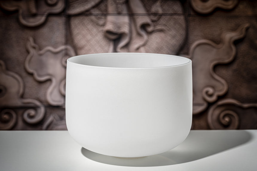MEINL Sonic Energy CSB13D, blanc dépoli – devant un fond ornementé