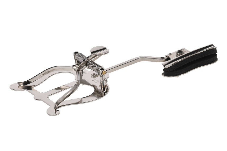GEWA 730.595 nickel-plated large trombone marching lyre – angled view of the bell clamp