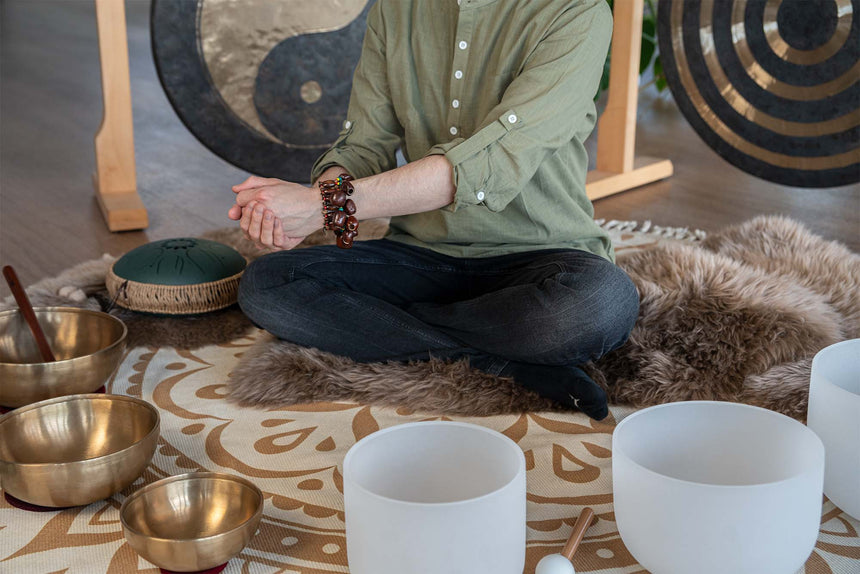 MEINL Sonic Energy Pala-Armband SPB mit braunen Samenschalen, getragen vor Klangschalen und Gongs
