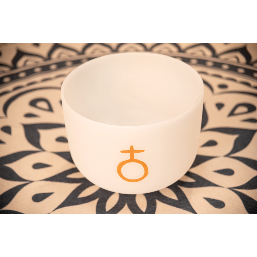 Meinl Sonic Energy PCSB12E, blanc givré, symbole doré de l’année terrestre – bol chantant sur un tapis à motifs
