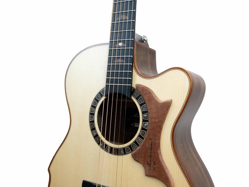 MERIDA Scar Senior – Griffbrett, Schallloch und Cutaway im Detail