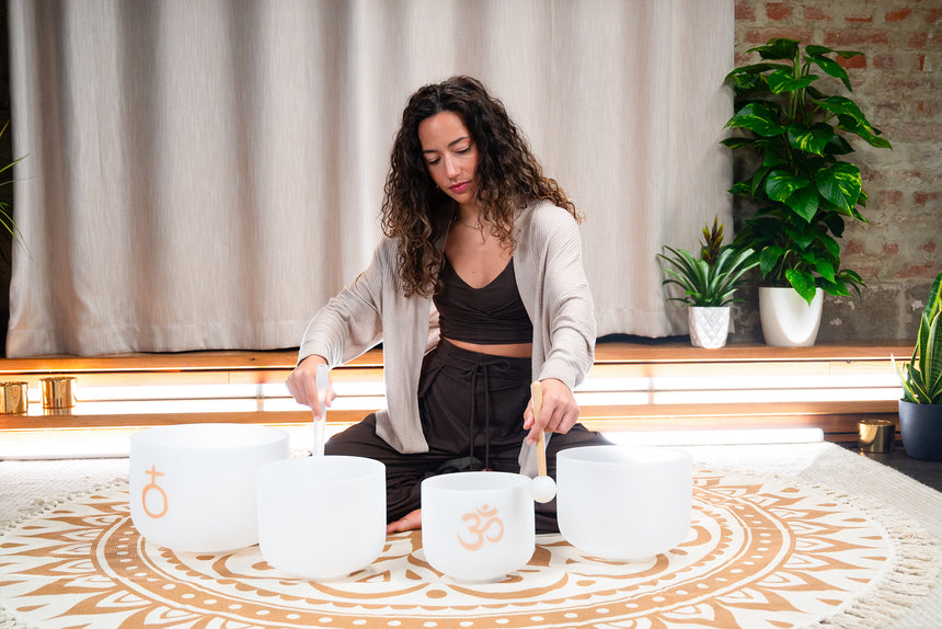 MEINL Sonic Energy 4-teiliges Om Crystal Singing Bowl Set CSBSETOM4 - Musik-Ebert Gmbh