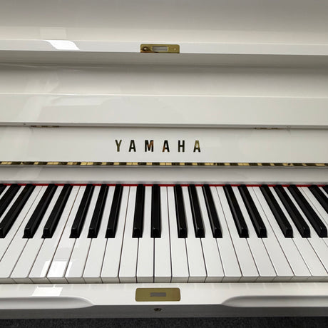Yamaha U1 Klavier weiss poliert Bj. 1990 sehr guter Zustand (gebraucht) - Musik-Ebert Gmbh