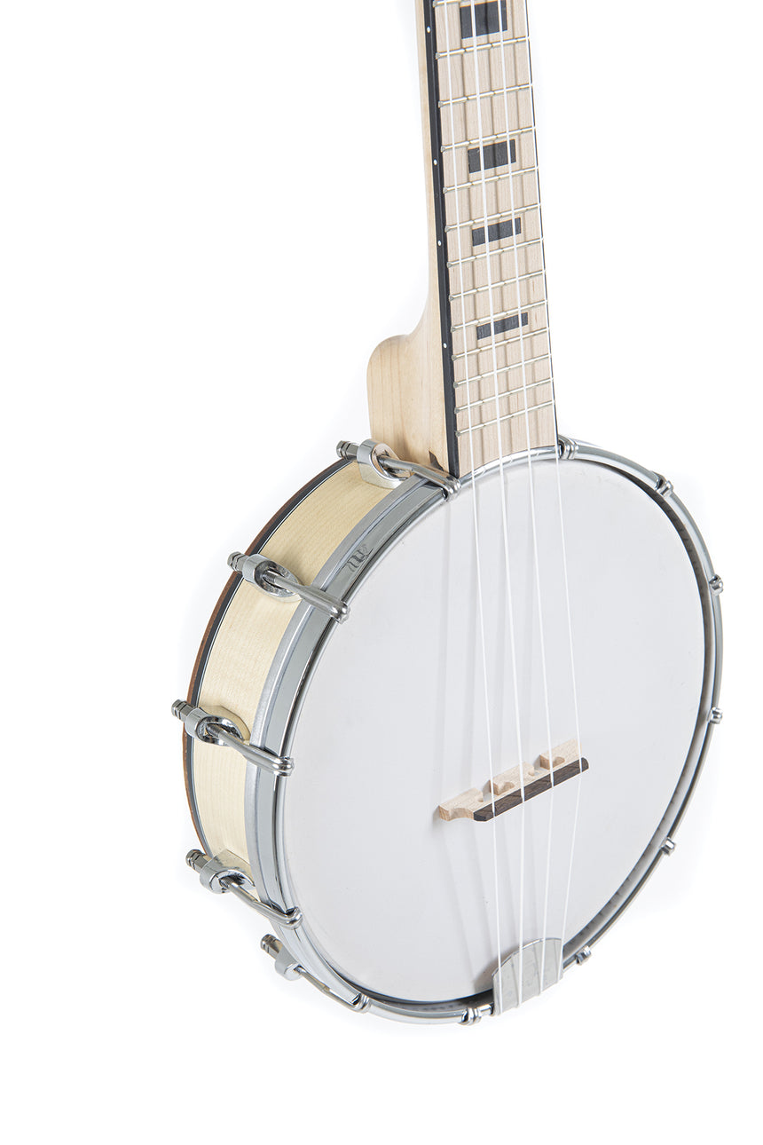 VGS Manoa Banjo-Ukulele VG512550 mit weißem Fell – Korpus und Hals schräg von links