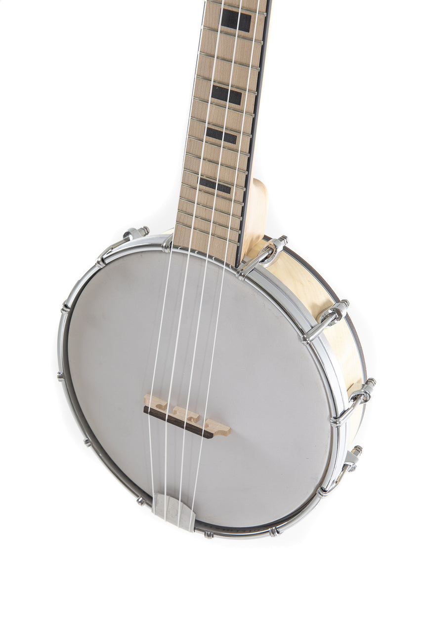 VGS Manoa Banjo-Ukulele VG512550 mit weißem Fell – Korpus und Hals schräg von rechts