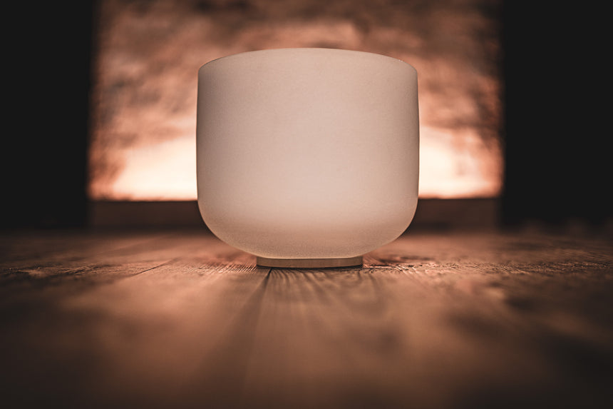 Bol chantant en cristal Meinl CSB8B, blanc dépoli, 8 pouces, si, 432 Hz – vue de face sur bois, éclairage chaud