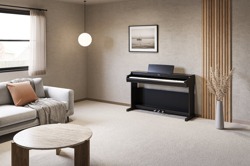 Yamaha YDP-166 Schwarz – im Wohnraum