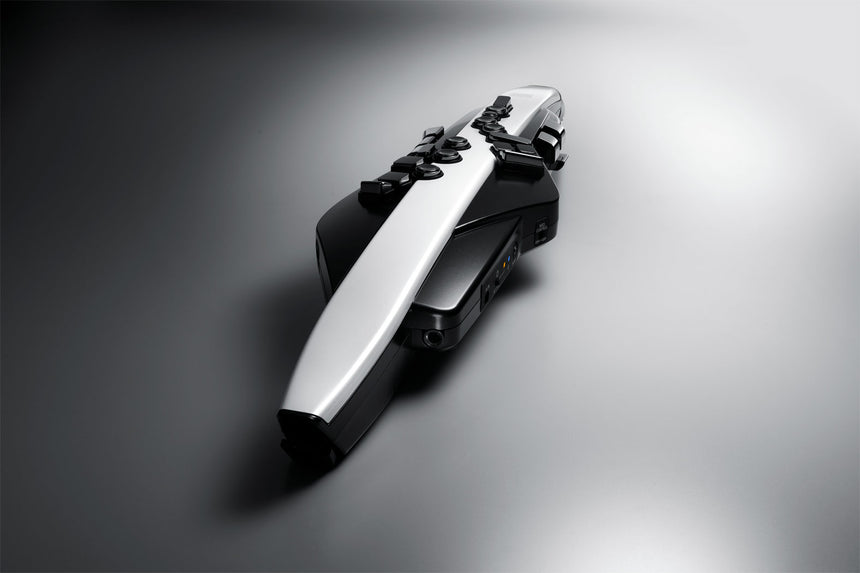Roland Aerophone AE-20 – Studioaufnahme in Schrägansicht mit Blick auf die Klappen