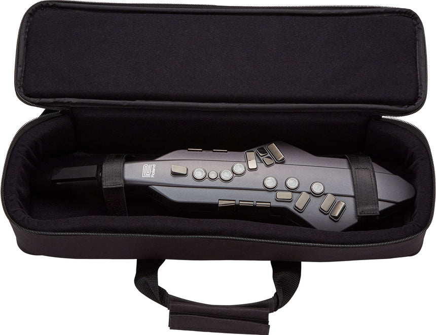 Roland Aerophone GO AE-05 – Instrument in der geöffneten Tragetasche