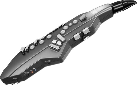 Roland Aerophone GO AE-05 – Gesamtansicht schräg von vorne rechts mit Mundstück