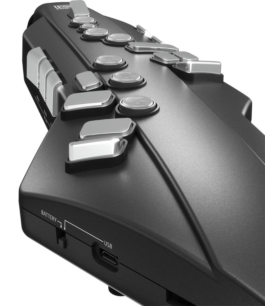 Roland Aerophone GO AE-05 – Detailansicht der Klappen mit Batterie- und USB-Anschluss