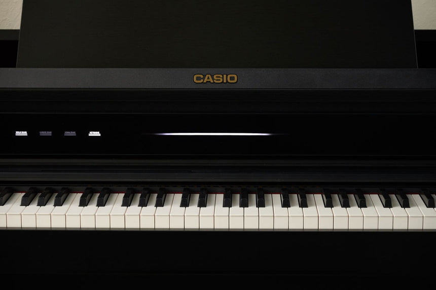 Casio AP-750BK, schwarz – Frontdetail mit geöffnetem Tastaturdeckel.