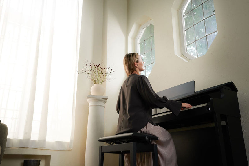 Casio AP-750BK, schwarz – Seitenansicht mit Pianistin.