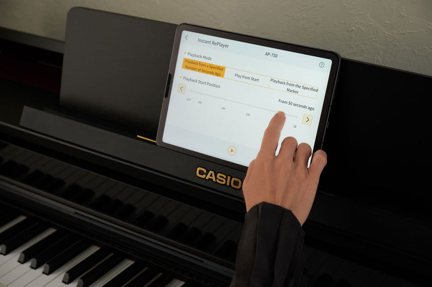 Casio AP-750BK, schwarz – Detail der Tablet-Bedienung auf dem Notenhalter.