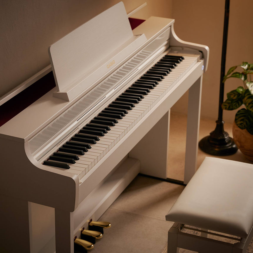 Casio AP-550WE, weiß – Seitliche Nahansicht von Tastatur und Gehäuse.