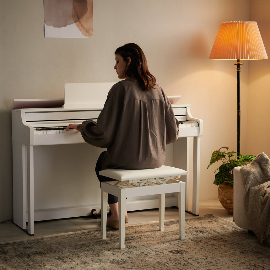Casio AP-550WE, weiß – Wohnraumszene mit Pianistin.