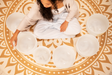 Meinl SOLCSBSET Solfeggio-Kristallklangschalen-Set – Blick von oben beim Spielen
