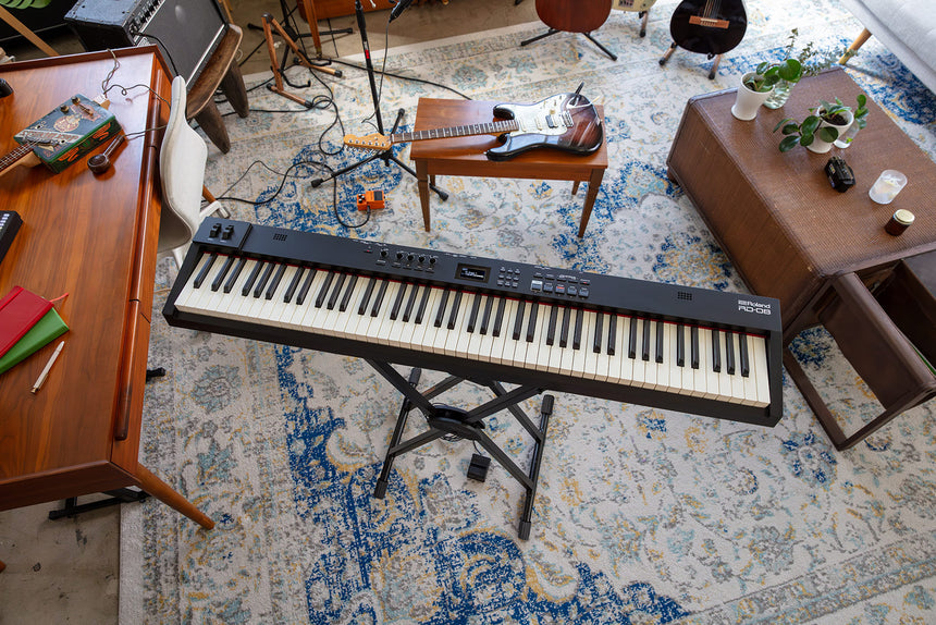 Roland RD-08 Stage-Piano in Schwarz – in einer Raumszene