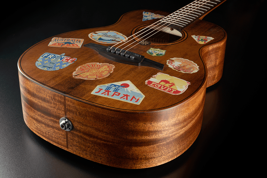 Lâg ESCAPADE-GTE Reisegitarre mit Globe-Trotter-Motiv – Detail von Zarge und Korpusrand