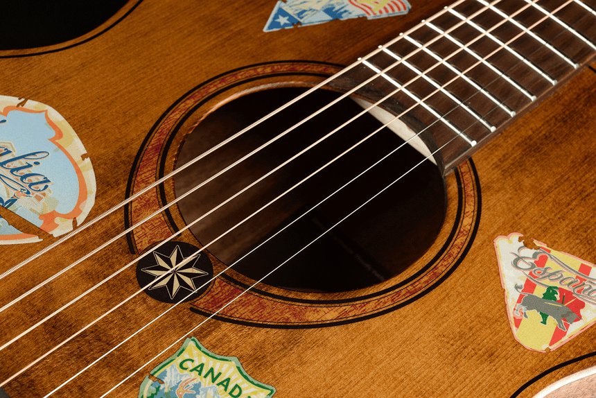 Lâg ESCAPADE-GTE Reisegitarre mit Globe-Trotter-Motiv – Detail des Schalllochs