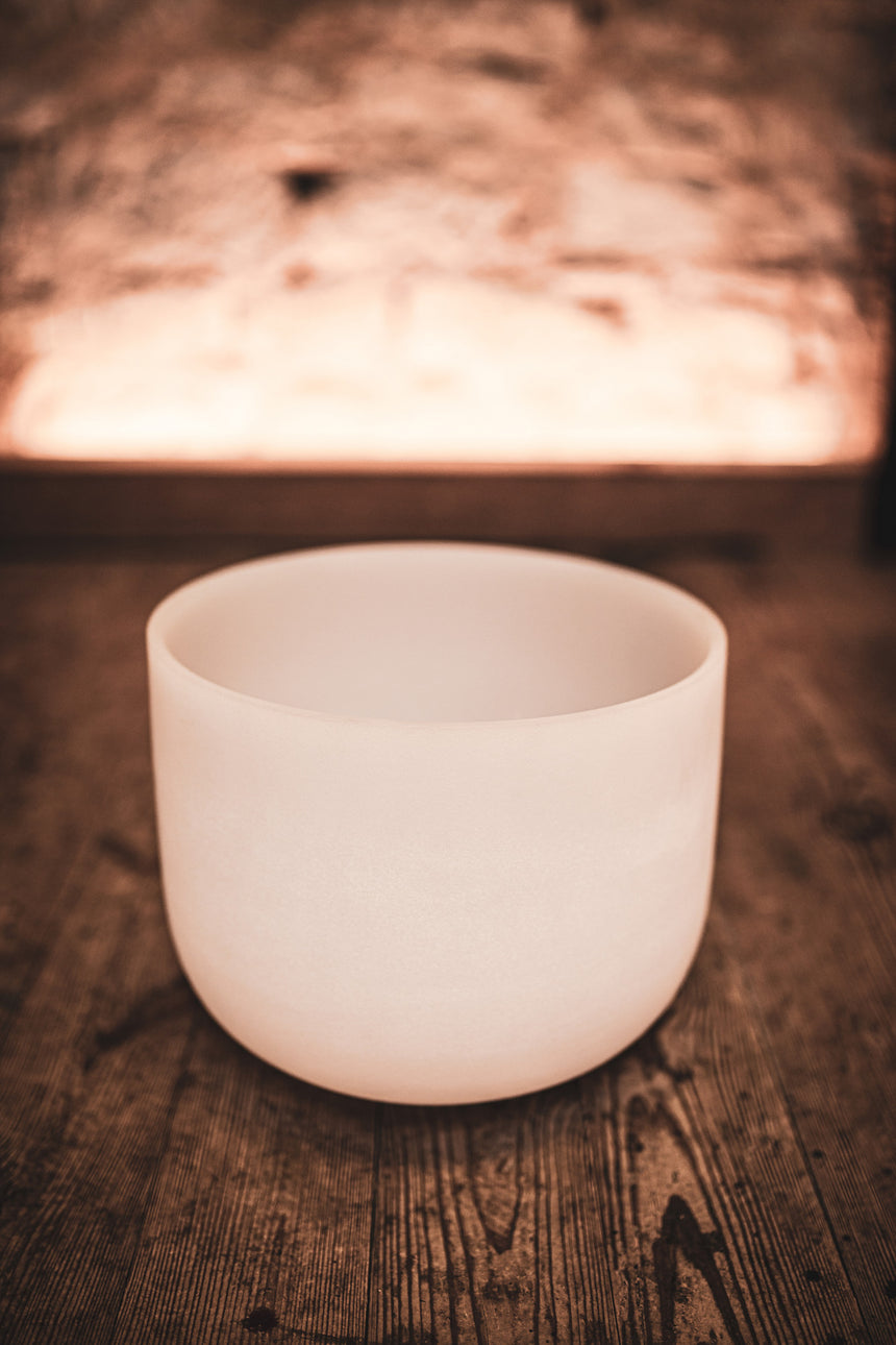 MEINL Sonic Energy CSB12C, blanc dépoli – sur une table en bois sombre