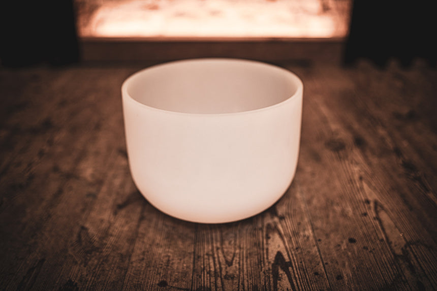 MEINL Sonic Energy CSB12E, white frosted – on a dark wooden table