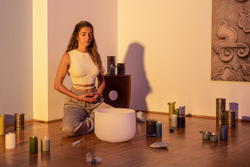 MEINL Sonic Energy CSB13D, blanc dépoli – dans une scène de méditation