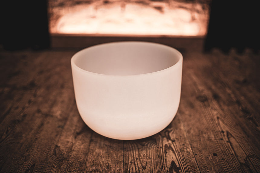 MEINL Sonic Energy CSB13D, blanc dépoli – sur une table en bois sombre