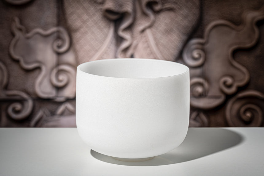 MEINL Sonic Energy CSB10F, blanc dépoli – devant un fond ornementé