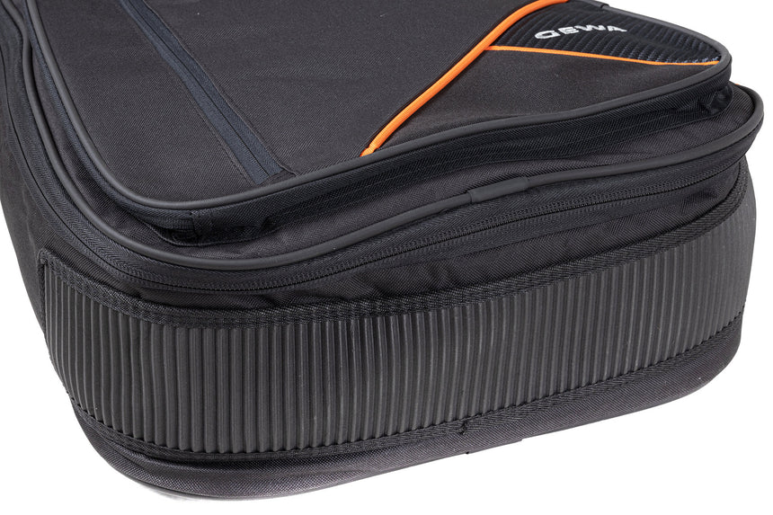 GEWA Premium 20 black acoustic guitar gig bag – lower edge and side protection detail